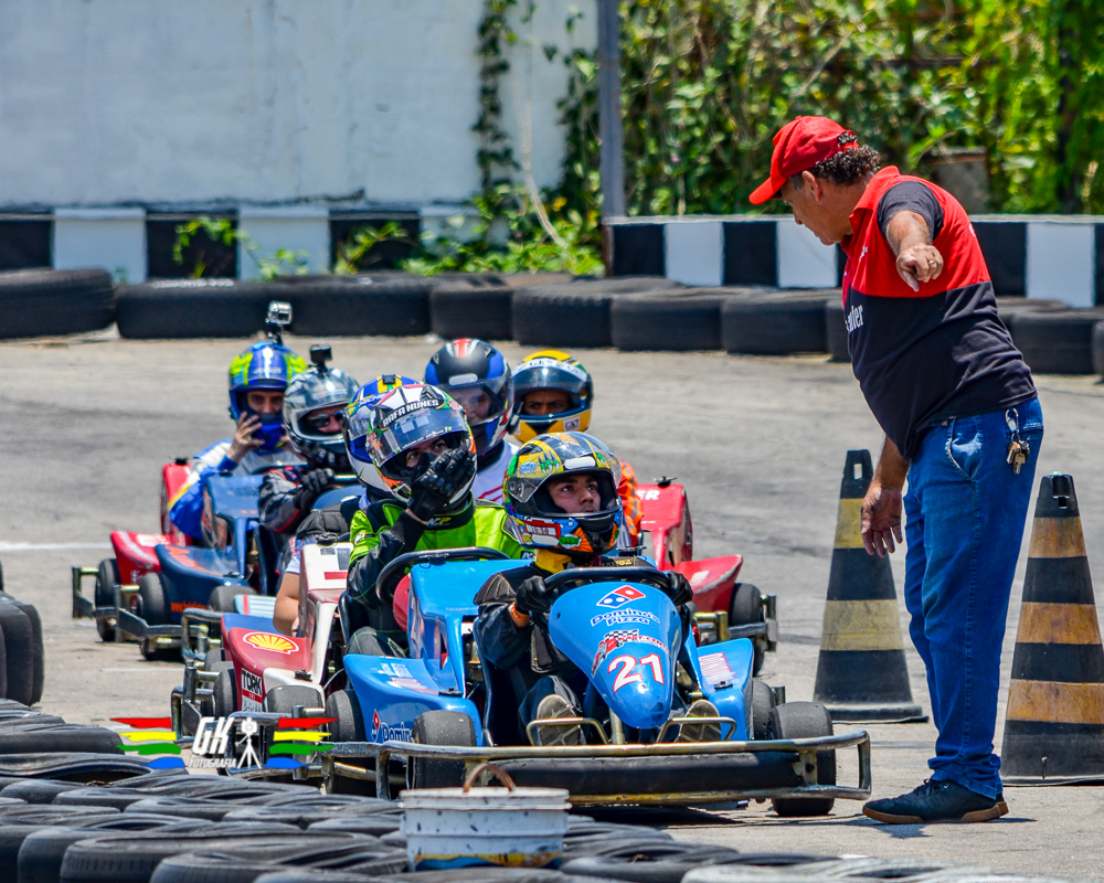 Largada de pilotos KVP em pista de kart de São José dos Campos - SP