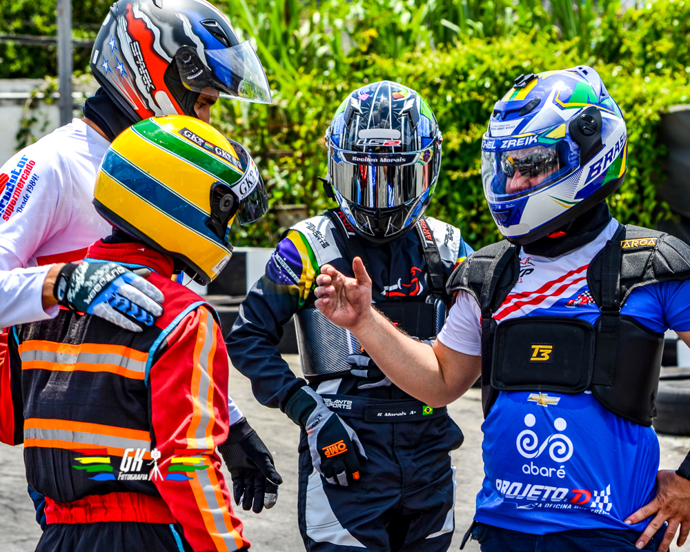 Pilotos KVP comemorando em pista de kart de SJC - SP