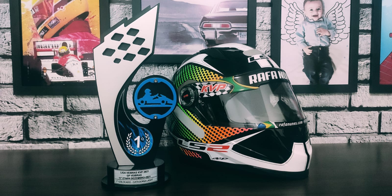 Troféu e Capacete de Kart do Piloto Rafa Nunes Liga KVP 2021